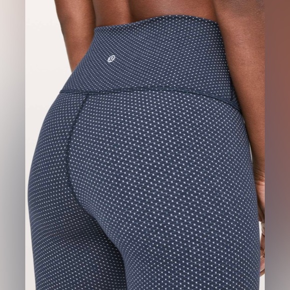 SOLD>>Lululemon Wunder Under HR 25"
Pacific Pointe Jacquard True Navy Onyx Blue - Picture 3 of 10